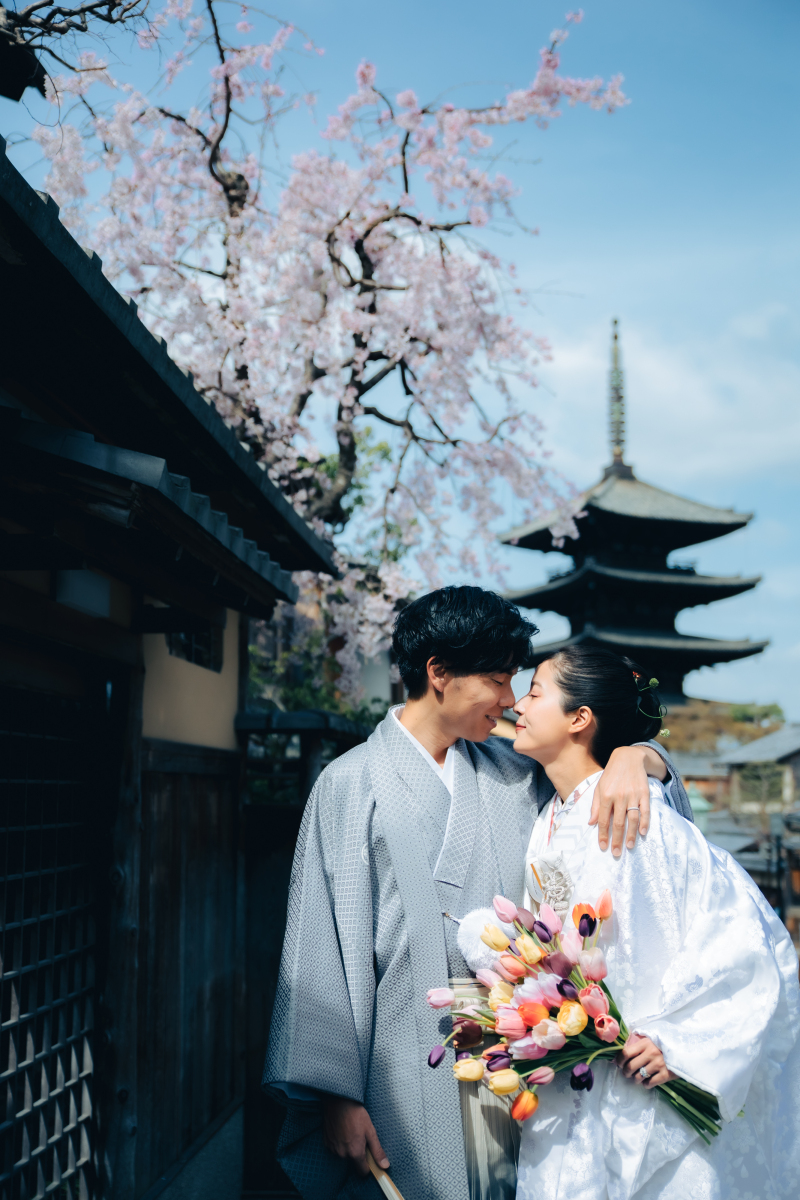 自然とお二人、そして京都らしさの全てがマッチしているお写真を。さらに色鮮やかなブーケがお写真に彩を与えお二人だけのお写真に仕上げます。