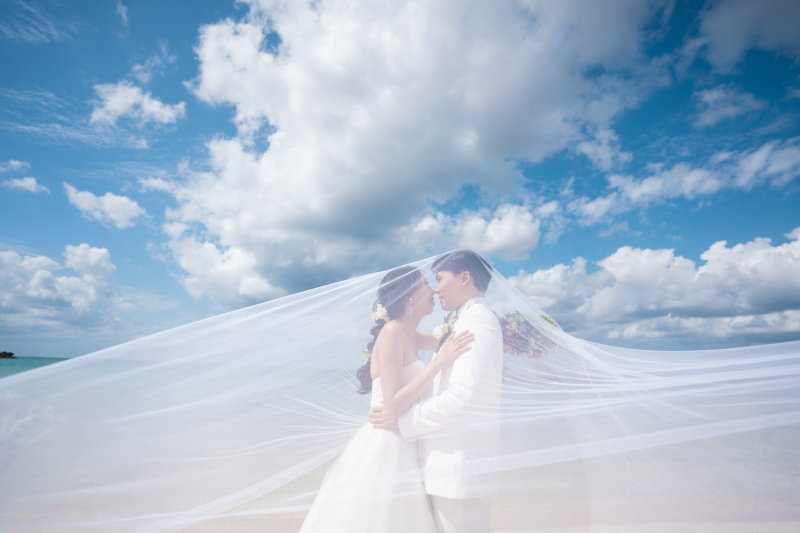 【8月お申込限定】海が見えるクリスタルチャペル&ビーチフォト☆ドレス1着追加無料☆】ヘアチェンジok!+100カット保障