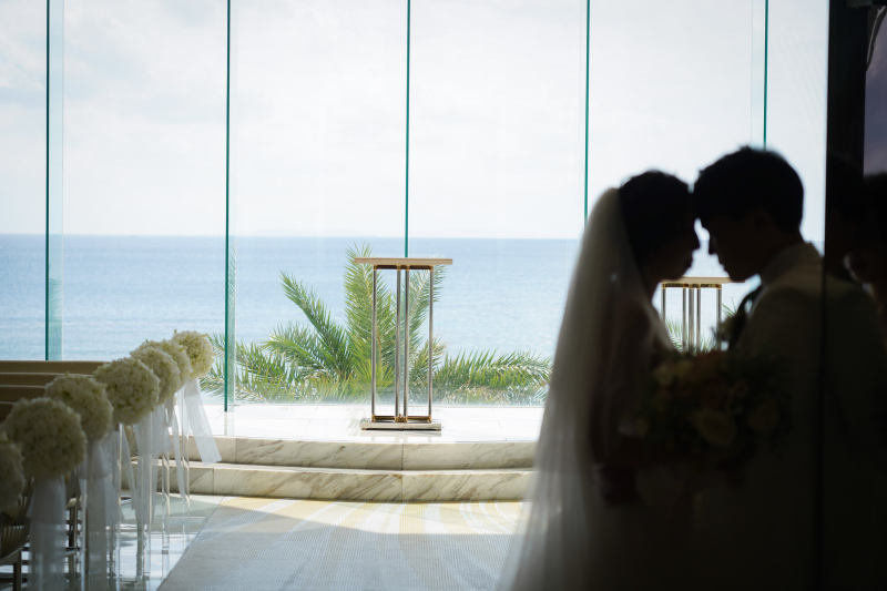 【海が見える☆クリスタルチャペル&ビーチフォト☆ウェディングドレス2着プラン】衣裳フリーチョイス+ヘアメイク+100カット保障!