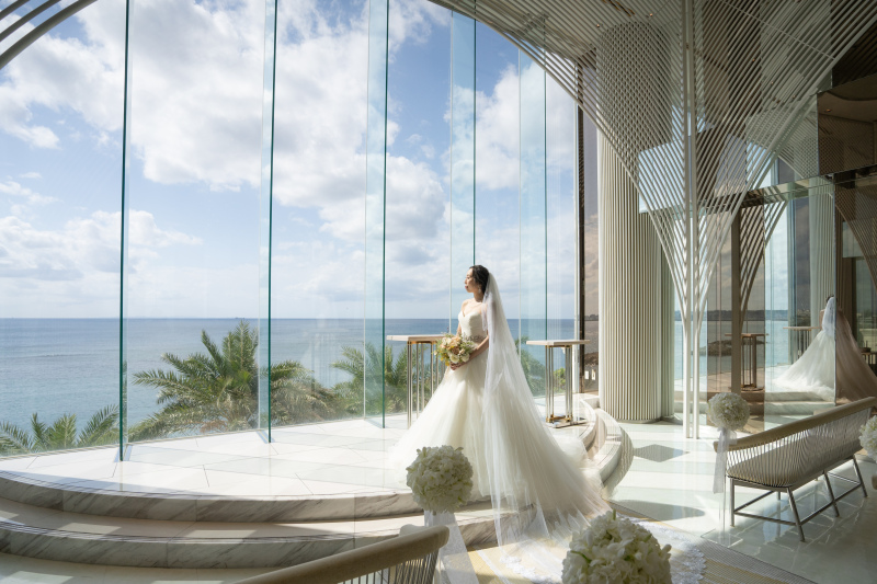 【8月お申込限定】海が見えるクリスタルチャペル&ビーチフォト☆ドレス1着追加無料☆】ヘアチェンジok!+100カット保障