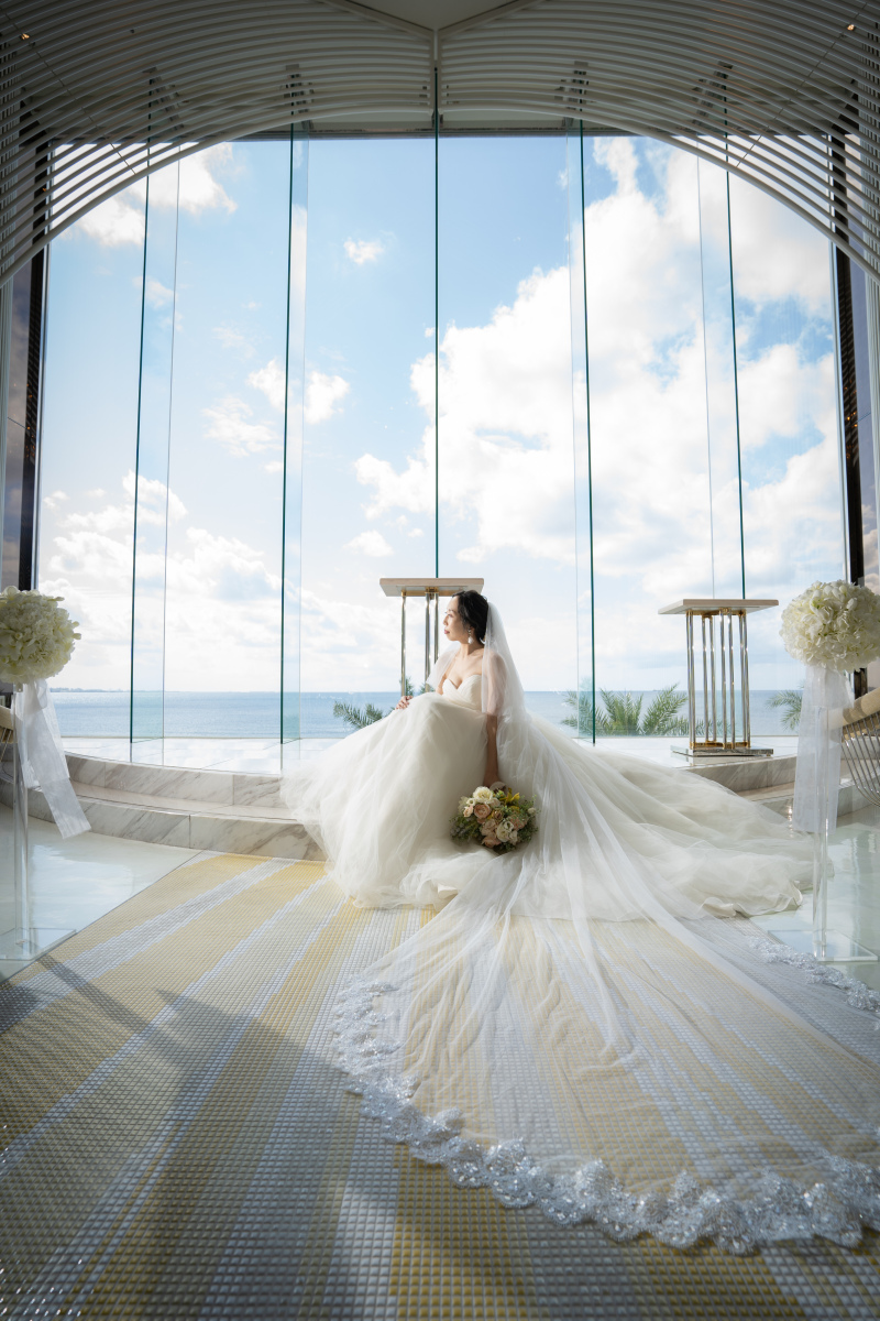 【海が見える☆クリスタルチャペル&ビーチフォト☆ウェディングドレス2着プラン】衣裳フリーチョイス+ヘアメイク+100カット保障!