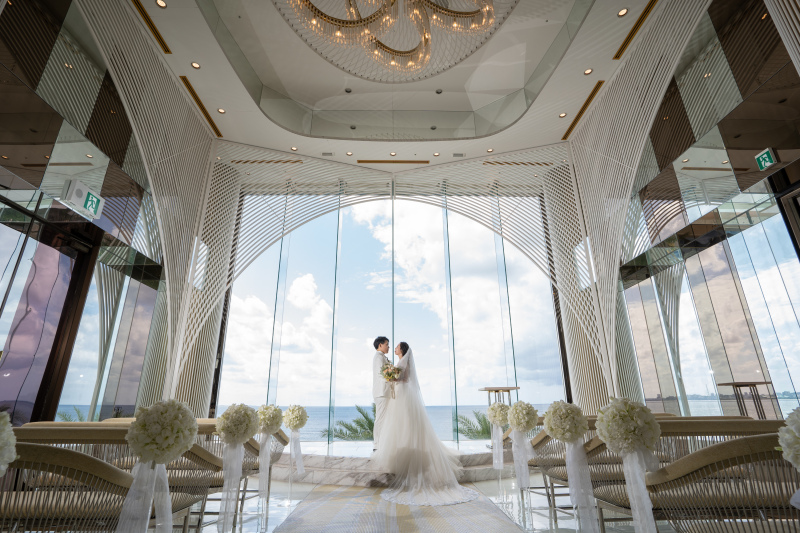 【8月お申込限定】海が見えるクリスタルチャペル&ビーチフォト☆ドレス1着追加無料☆】ヘアチェンジok!+100カット保障