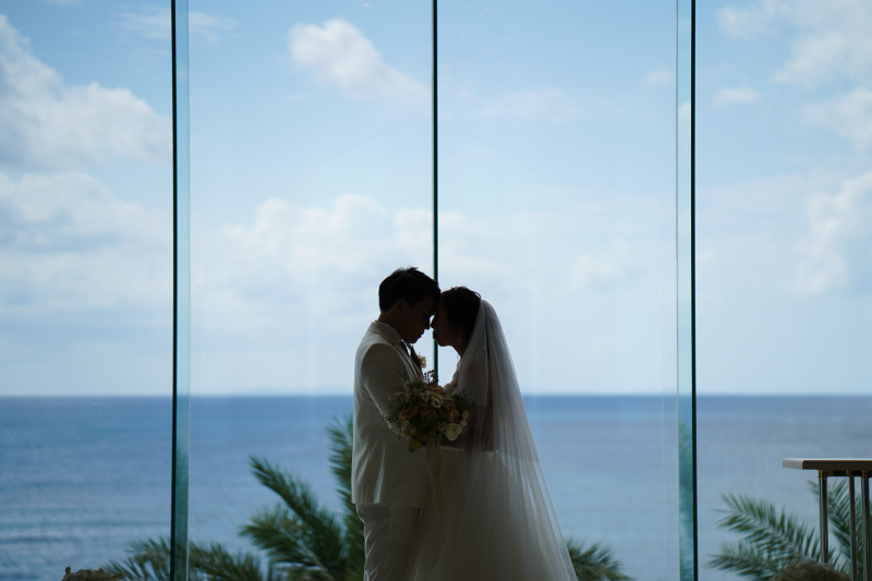 【8月お申込限定】海が見えるクリスタルチャペル&ビーチフォト☆ドレス1着追加無料☆】ヘアチェンジok!+100カット保障