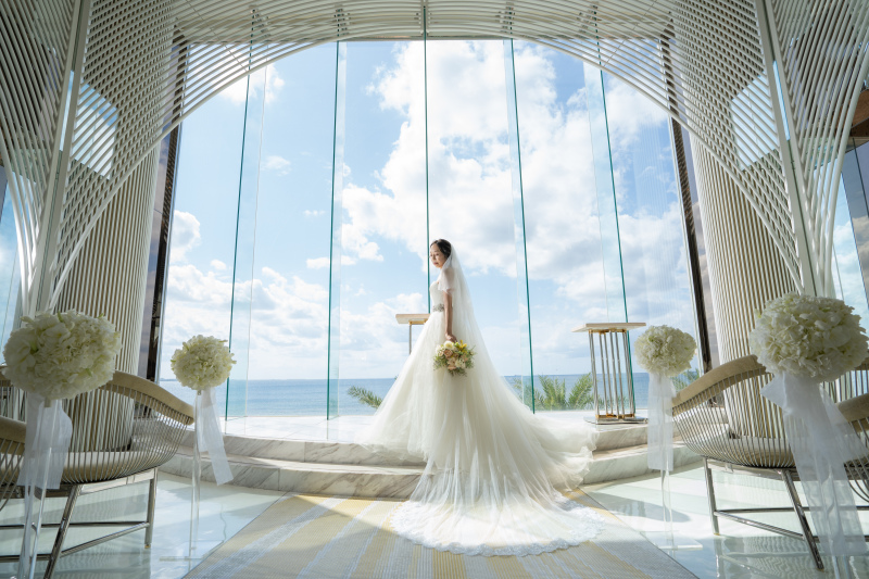 【海が見える☆クリスタルチャペル&ビーチフォト☆ウェディングドレス2着プラン】衣裳フリーチョイス+ヘアメイク+100カット保障!