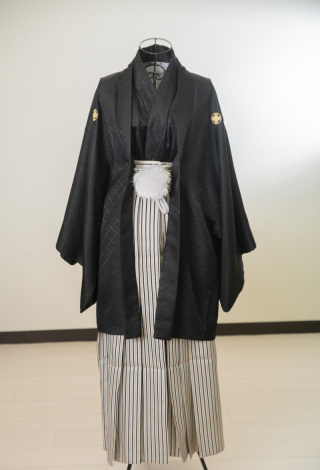 新郎紋付黒地模様