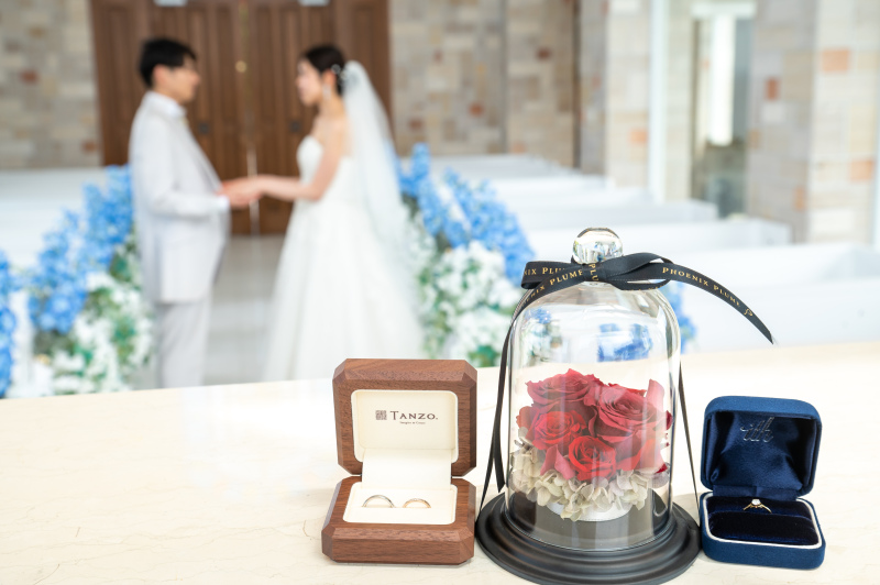 ご持参にいただいたリングと装花ごしに撮影