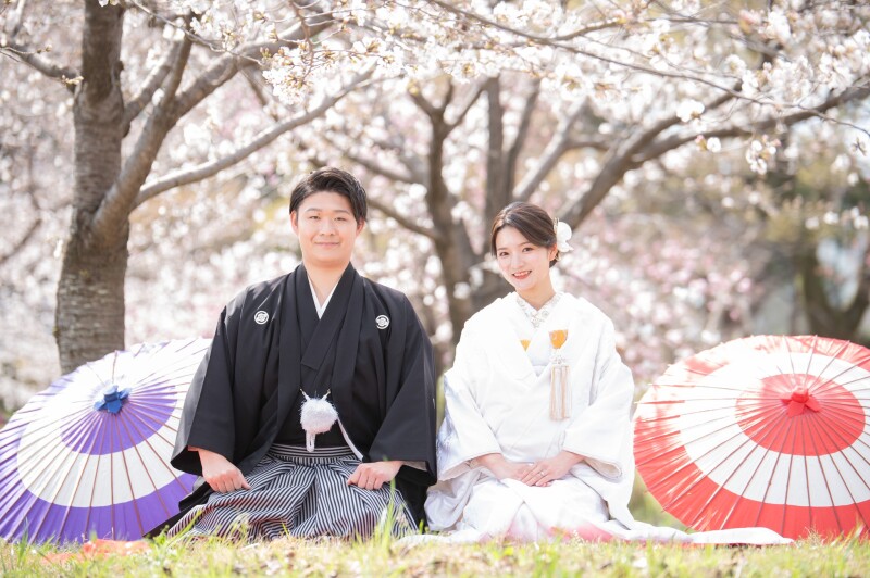 屋外撮影でも正座のショットはいたします