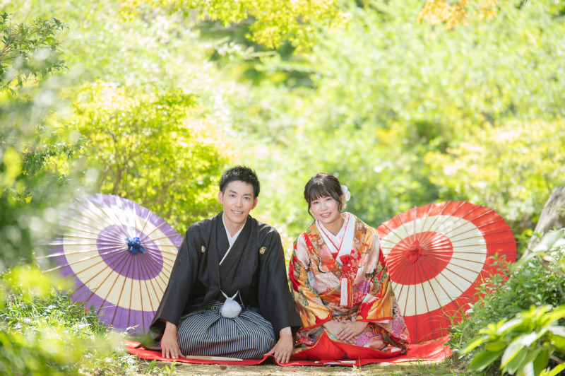 和装は大仙公園緑に和装が映える中での正座ショット