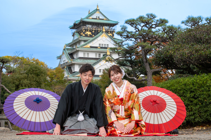 大阪城をバックにして正座ごご挨拶します