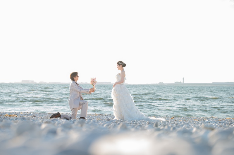 海を背景に日差しを浴びながらのプロポーズ