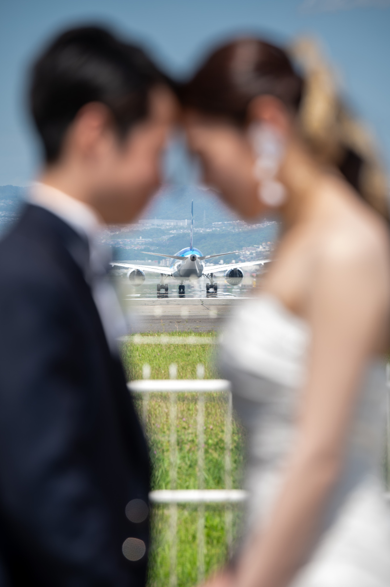 ジャンボの機体を遠くに向かい合うお二人