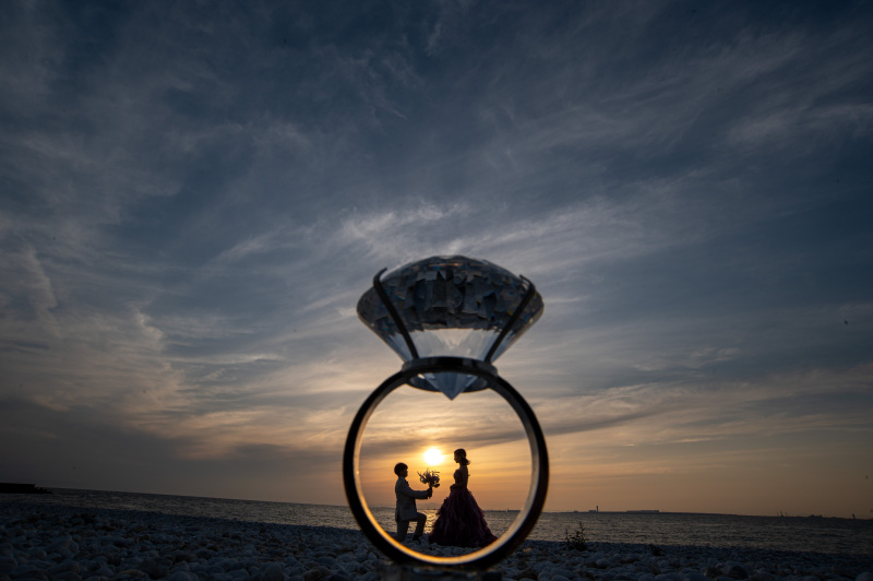 指輪ごしに夕日でプロポーズ