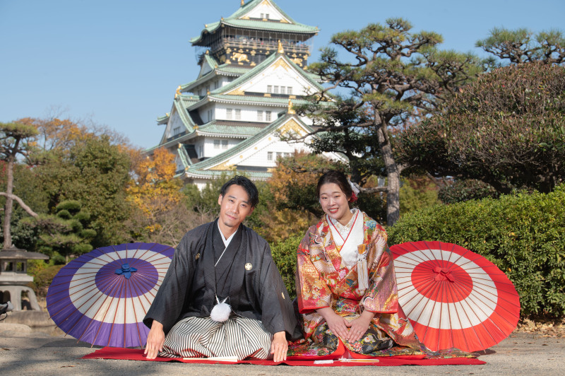大阪城を背景に正座もマストショット