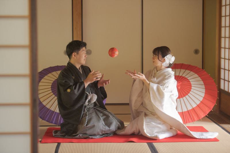 引き続き和室ので撮影は手毬で遊戯ショット