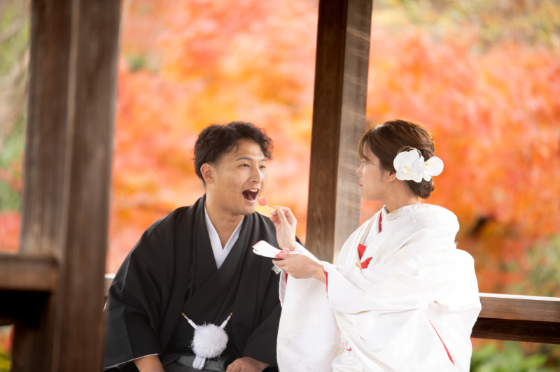 和菓子の食べさし合いっこ