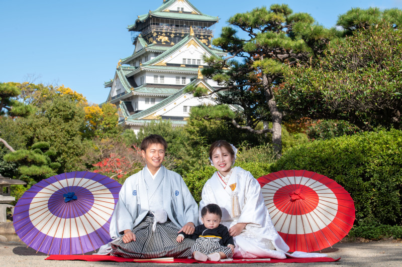 大阪城バックに仲良く正座で撮影しました