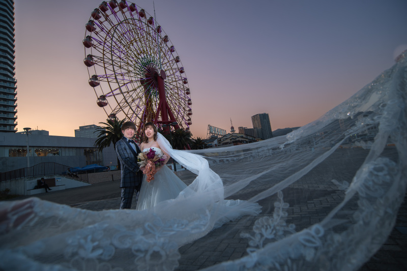 ゴールデンアワーの浮かぶ観覧車を背景に
