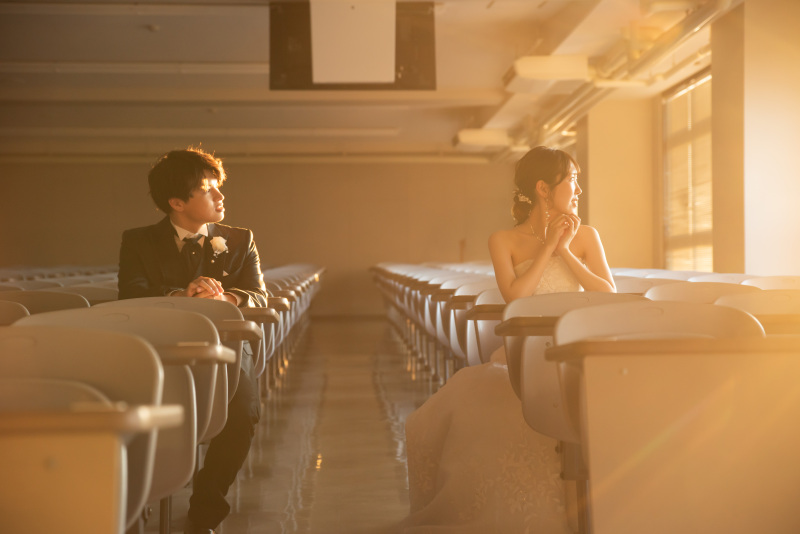 夕日の教室でのショットになります