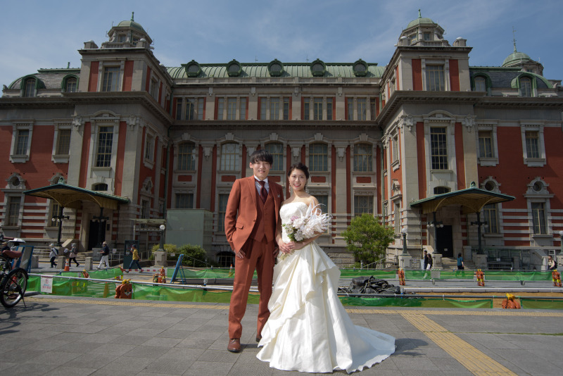 洋装は公会堂前広場にて撮影