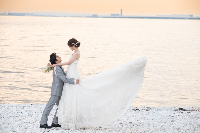 海をバックにドレスが映える撮影となりました