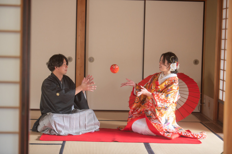 和室ならではの撮影、手毬はご用意ございます