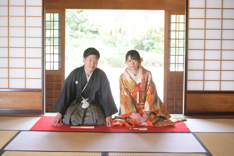 正座ショット色打掛バージョンは室内から撮影