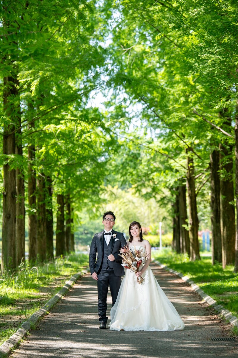 緑の綺麗なロケーションでのドレス撮影