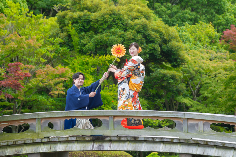 太鼓橋でプロポーズ！お花はお客様の持ち込みです