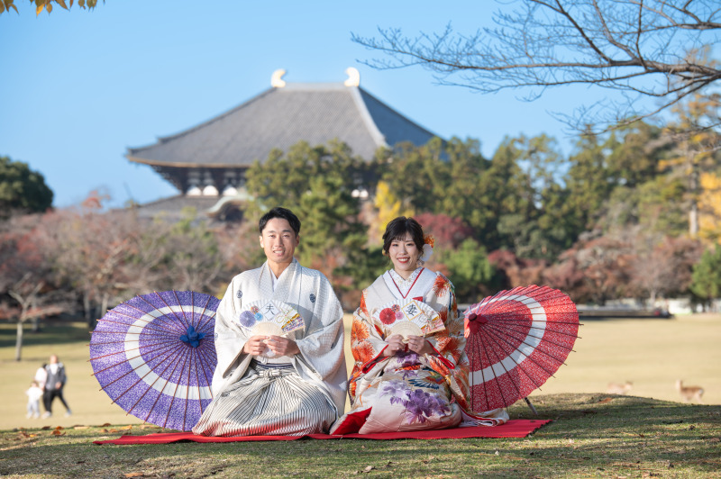 東大寺をバックに撮影