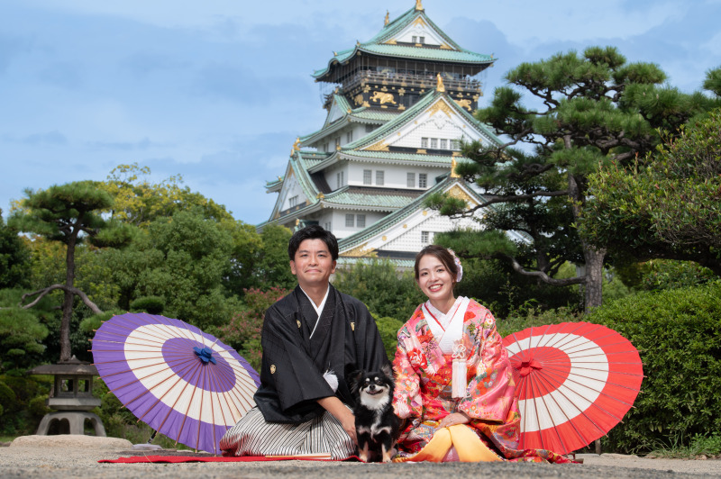 大阪城をバックに正座シーン