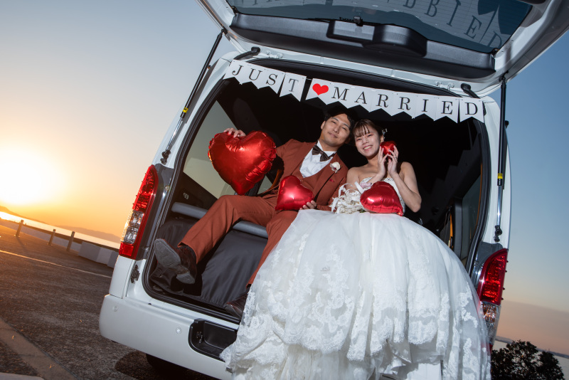 和装は日本庭園、洋装はビーチでマイカーと撮影