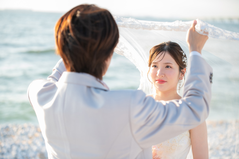 海側からの柔らかい夕日が差し込むショット