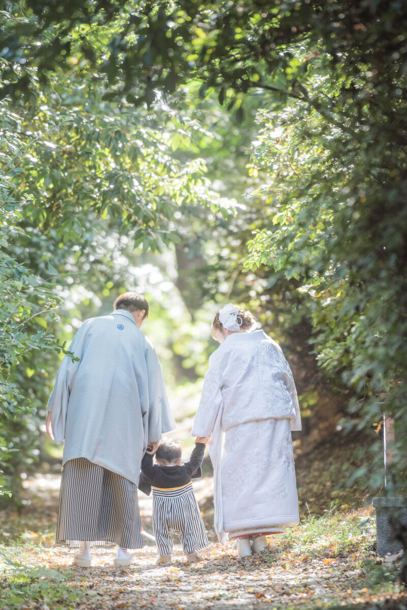 いつもの緑のトンネルで3人手繋ぎショットの撮影