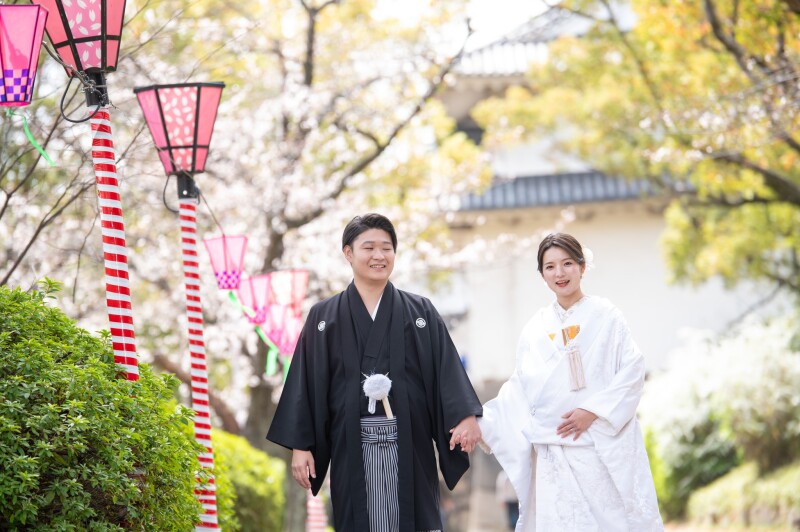 提灯の道で手繋ぎ歩くシーン