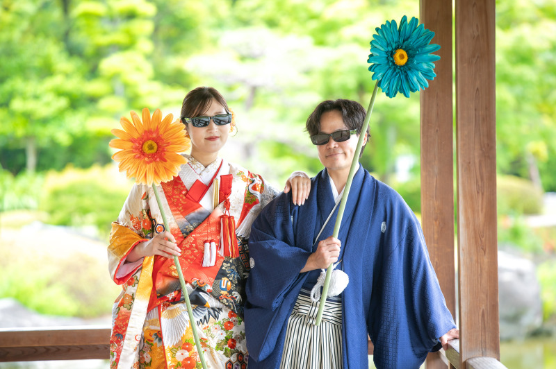 カジュアルなショットも取り入れて
