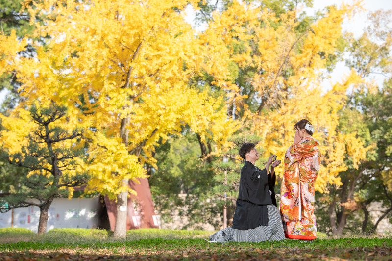 イチョウを背景にプロポーズシーンの撮影