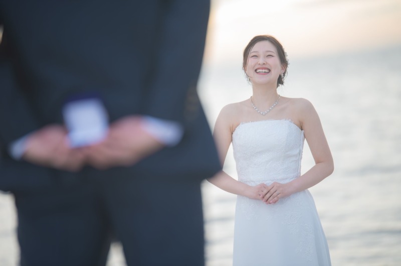 指輪を後ろ手にのシーンは新婦様の自然な笑顔が素敵