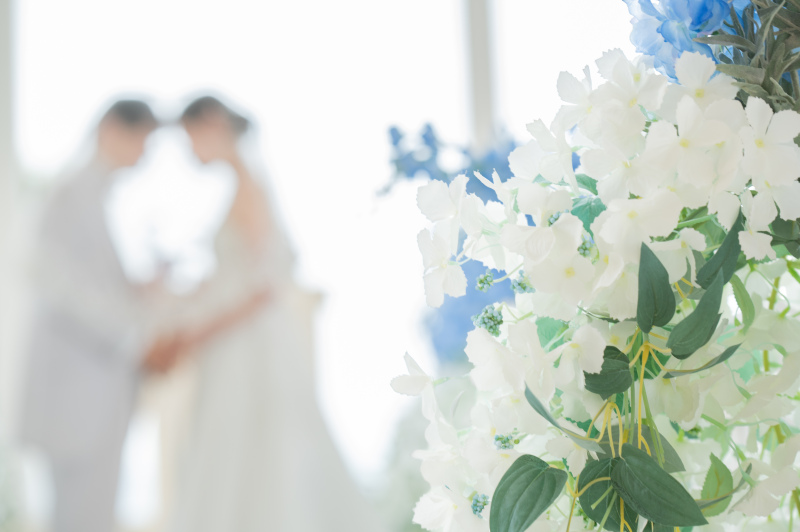 祭壇に降り注ぐ光が二人を包み込みます