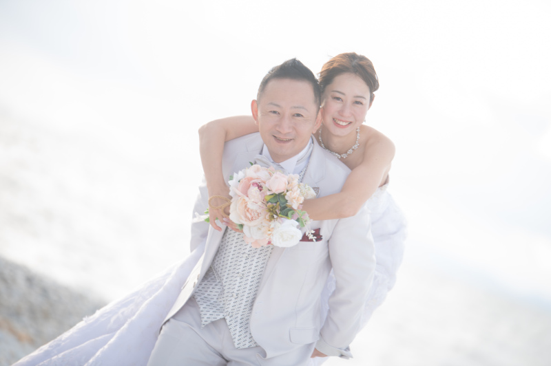 さあ次はウェディングドレスでマーブルビーチで撮影