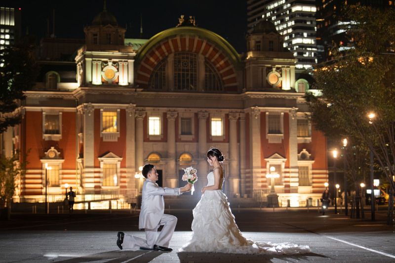 公会堂をバックにプロポーズしてもらいます