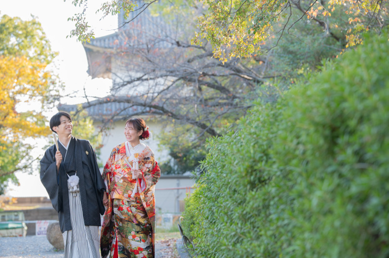 やぐらを背景に歩いているシーンの撮影となります