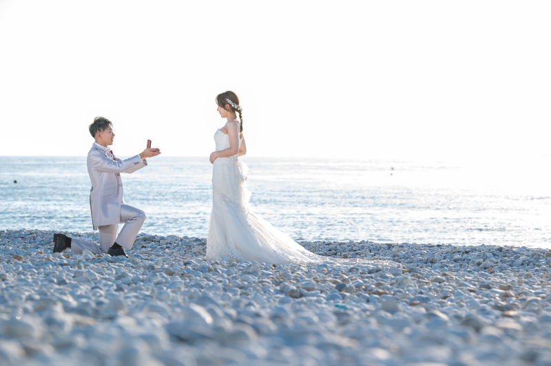 海もキラキラ反射して綺麗な海を背景にプロポーズ