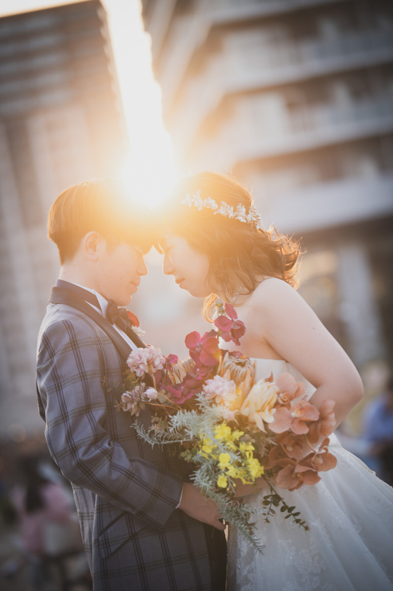 ビルの隙間から沈む太陽