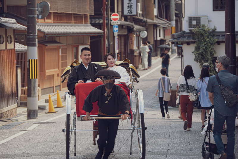 京都の街並みを人力車夫さんからの観光案内も醍醐味
