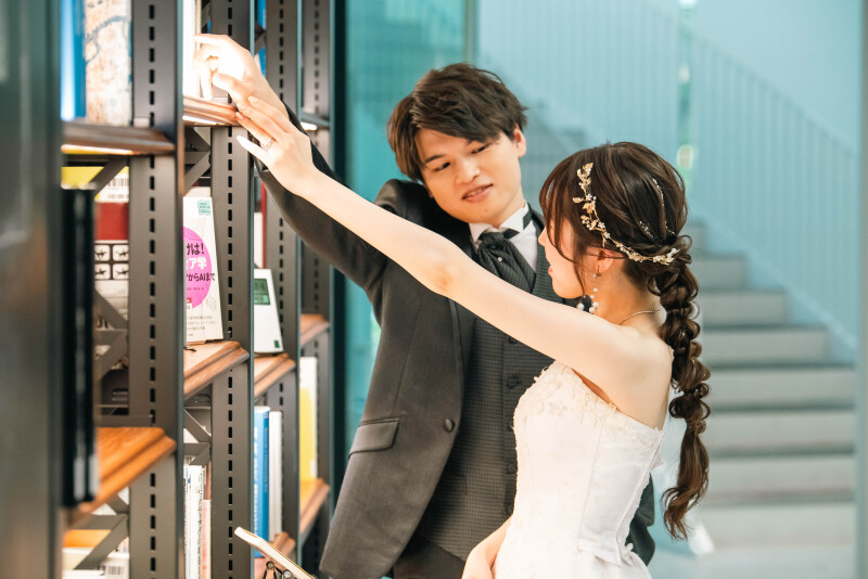 ちょっとこの本を取るベタなシーンはカメラマン指示