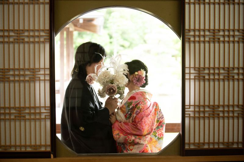 前撮り結婚式.com 縁photo _庭園で撮影できる