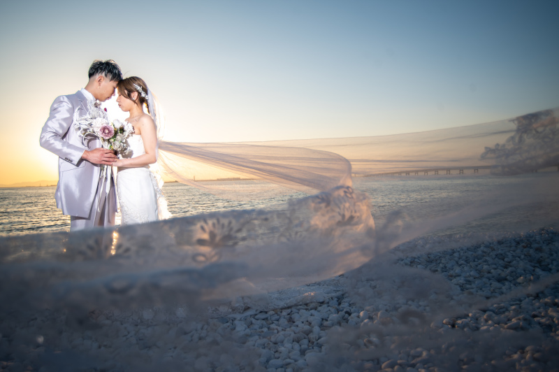 青空から夕日までの海のロケーションでの撮影は幻想的