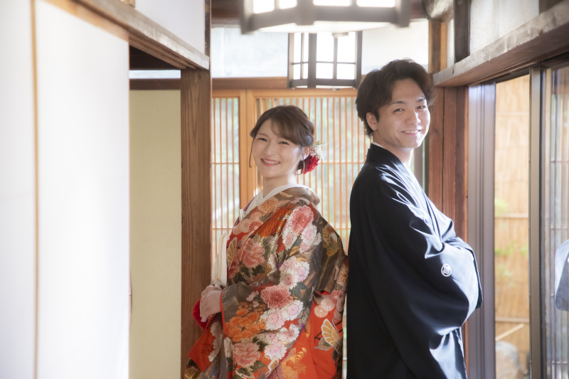 背中合わせ