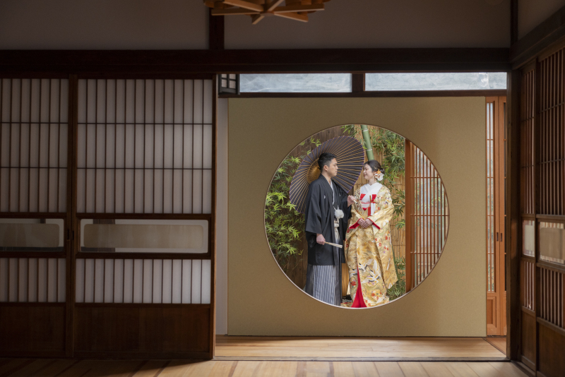 今度は丸窓の向こう側に!