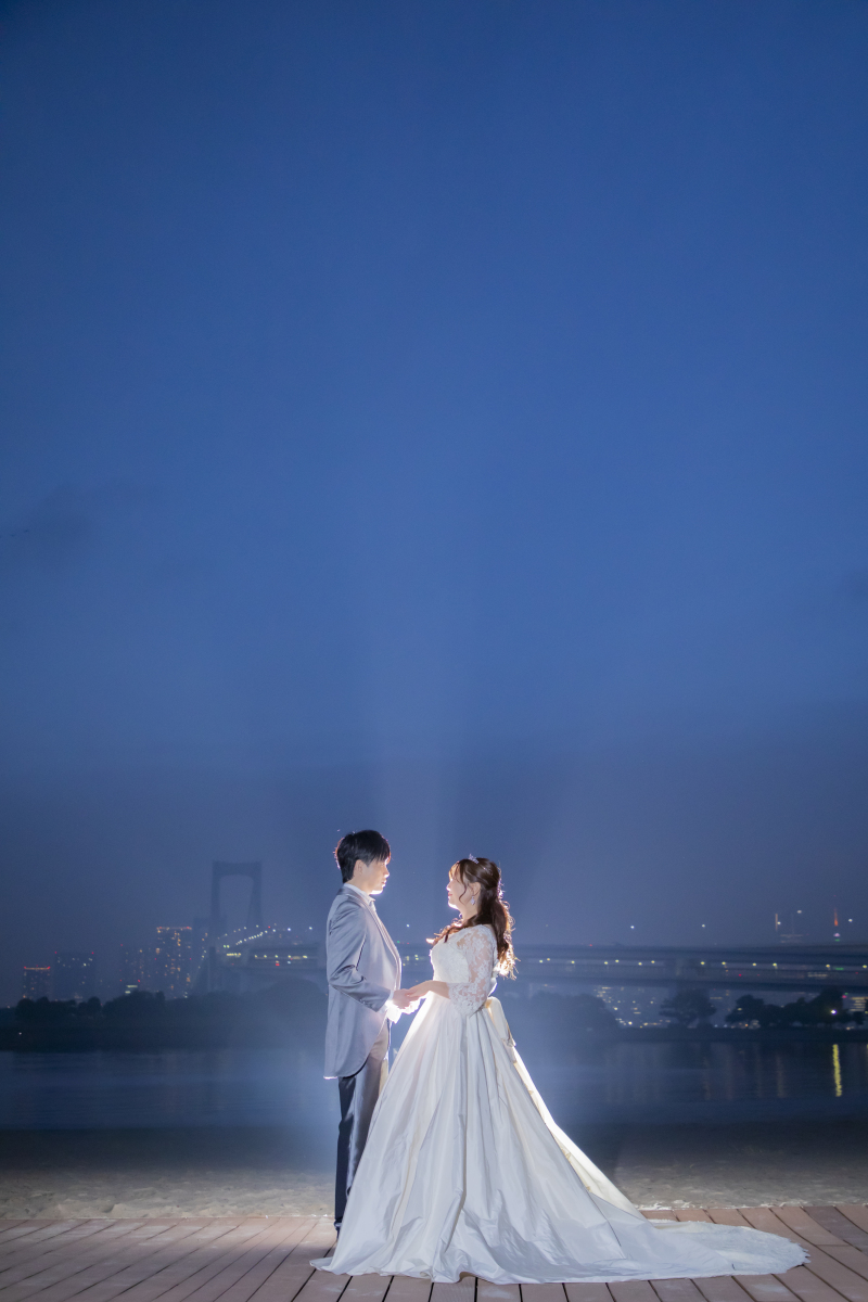 洋装での見つめ合いショット